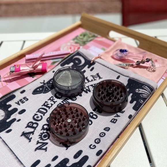 When A Woman Smokes Travel Kit 💨 - Picture 11 of 12